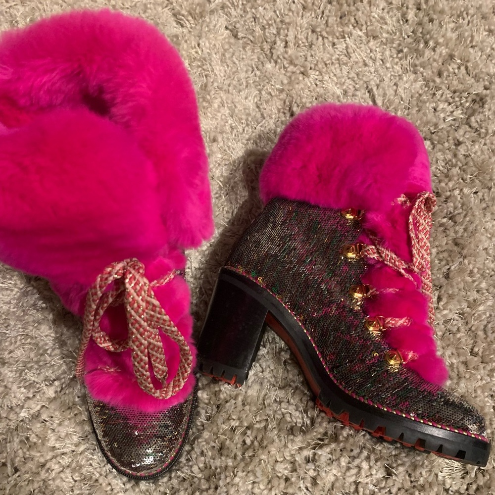 Authentic CHRISTIAN LOUBOUTIN
Paillettes Rabbit Fur Fanny 70